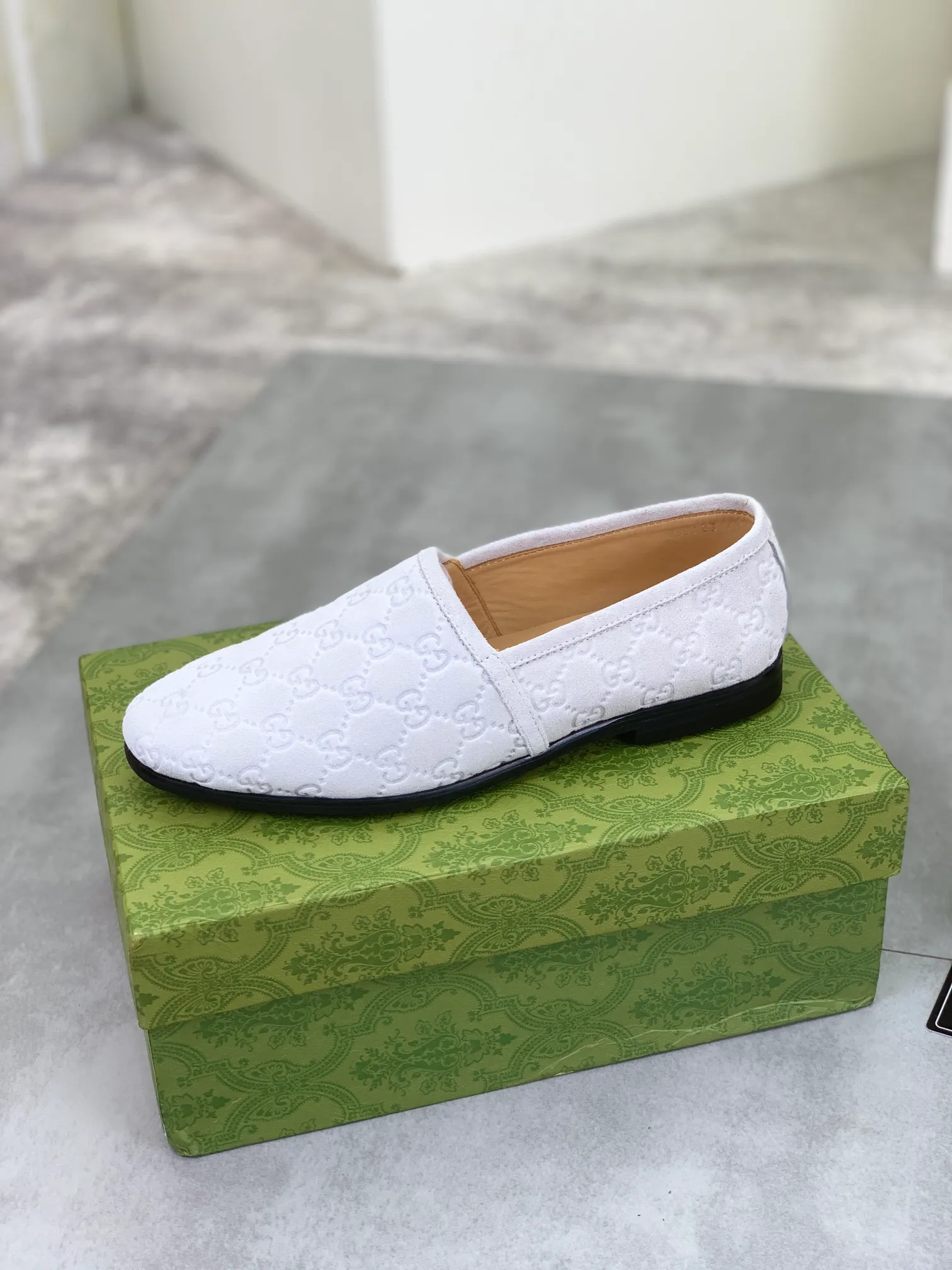 Men's Men's Shoes 💰P500💰【New Style】Water-dyed Niuli Gucci's most popular selection of lazy slip-on leather shoes (Gucci) official website latest Gucci lazy leather shoes, hot style 💥 simple and elegant style, exclusive for trendy men. Unique official website latest brand original double G embossing Elements 👑 Original Gucci decoration, fashionable and elegant, fabric original calfskin ✅ fully imported first-layer cowhide lining, official website designated wear-resistant, rubber business outsole, classic model taken at the counter in real life 🎬38-44 Various colors available